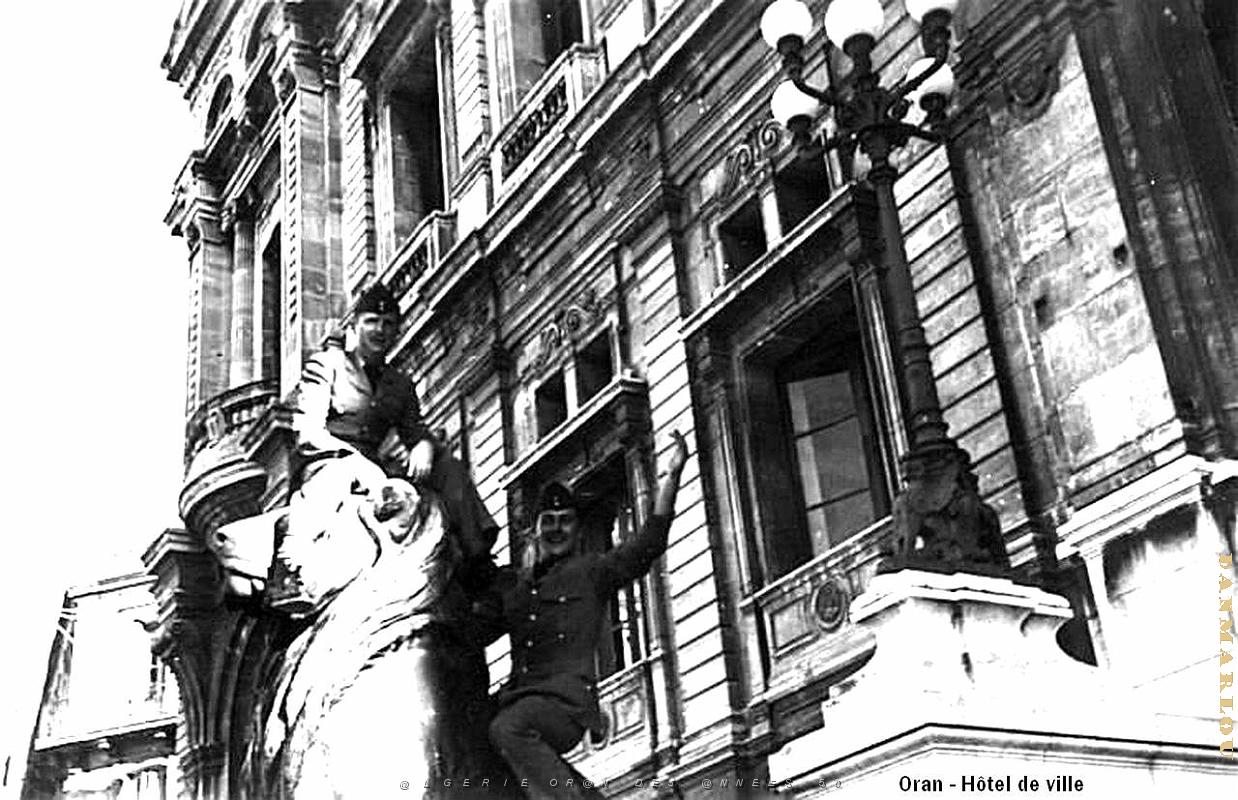 PA i- 55- Place d'armes animee.jpg